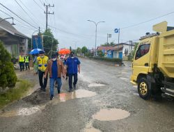 Anggota DPR RI Tinjau Jalan IA Muis Sangatta, Irwan: Perbaikan Jalan Paling Lambat Mei 2022 Mendatang