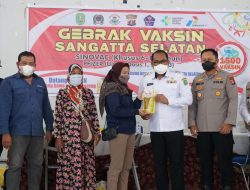 Satgas Bagikan 1.620 Minyak Goreng Usai Ikut Vaksin di Sangsel