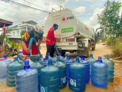 Penuhi Kebutuhan Air Bersih bagi Warga Pasca Banjir, PMI Kutim Bantu Distribusikan Air Bersih