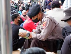 Ditengah Demo, Anggota Polres Kutim Bripka Irantau Luangkan Waktu Baca Al-Quran