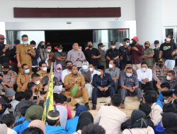 Pemkab Kutim bersama DPRD Tanggapi Tuntutan Aksi Damai Mahasiswa Kutim