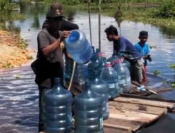 Banjir di Bengalon, BPBD Dan PDAM Bantu Air Bersih Bagi Warga Terdampak