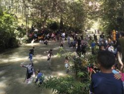 Sungai Mejeng di Kongbeng, Diserbu Warga Jadi Tempat Liburan