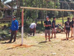 Kades Tepian Baru Bersama Masyarakat Bersihkan Lingkungan