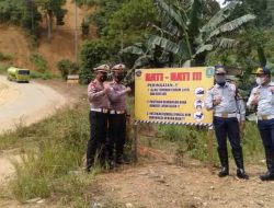 Satlantas Polres Kutim Pasang Rambu di Daerah Rawan Kecelakaan