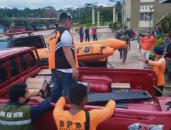Tangani Banjir Bengalon, BPBD Kutim Bagikan Sembako Dan Terjunkan Perahu Karet
