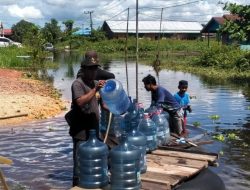 PDAM Mati, Tim Relawan Bantu Air Bersih Bagi Warga Terdampak Banjir » Berita Kutim