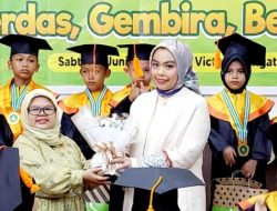 Rizky Amalia Hadiri Pelepasan Siswa Sekolah PAUD Prima Adinda