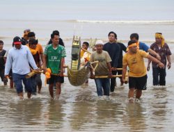 Pelas Laut di Pantai Sekerat, Upaya Lestarikan Adat Budaya Kutai