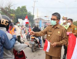 Gelorakan Semangat Proklamasi, Pemkab Kutim Bagikan Bendera Merah Putih Untuk Masyarakat