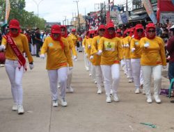 Tampil Prima, Ibu-ibu Lansia Ikut Lomba Gerak Jalan Merdeka Belajar