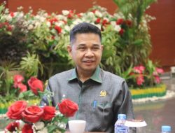 Peduli Terhadap Kebersihan Lingkungan Ketua DPRD Kutim Joni Serahkan Dua Unit Motor Sampah