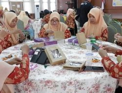 Tingkatkan Kreatifitas Bernilai Ekonomi, DWP Kutim Gelar Pelatihan Rangkai Bunga Akrilik