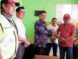 Suport Petugas Kebersihan, Ketua DPRD Kutim Serahkan Berbagai Peralatan dan Perlengkapan