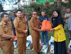 Tinjau Lokasi Musibah Angin Puting Beliung, Bupati Kutim Serahkan Bantuan