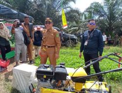 DTPHP Kutim Beri Bantuan 2 Unit Cultivator kepada Poktan Lsetari Mandiri Jaya