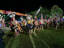 Meski Diguyur Hujan, Masyarakat Wehea Tetap Semangat Turun Ke Lapangan untuk Menari