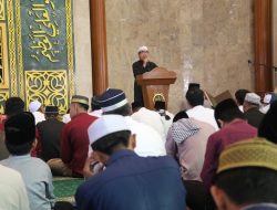 Bupati Ardiansyah Laksanakan Sholat Idul Adha 1445 H di Masjid Agung Al-Faruq Sangatta
