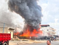 Warung Makan dan Barakan 8 Pintu di Depan Kantor Camat Sangatta Utara Dilalap si Jago Merah