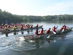 798 Orang dari 127 Tim dan 6 tim Wanita Antusias Mengikuti Crocodile Boat Race di Pasca Tambang Danau TBA, Gelaran Hari Lingkungan Hidup Sedunia-Green Olympic KPC Tahun 2025