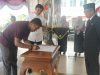 Bupati Kutim Serahkan Bantuan Kendaraan Operasional untuk 35 Ketua RT