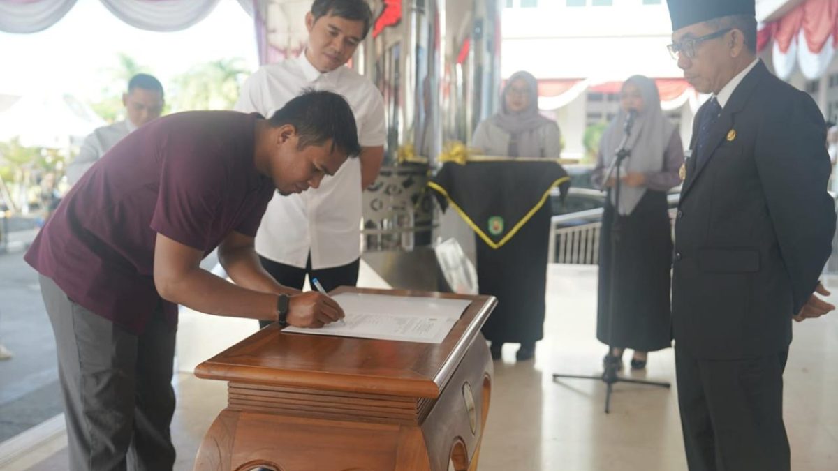 Bupati Kutim Serahkan Bantuan Kendaraan Operasional untuk 35 Ketua RT