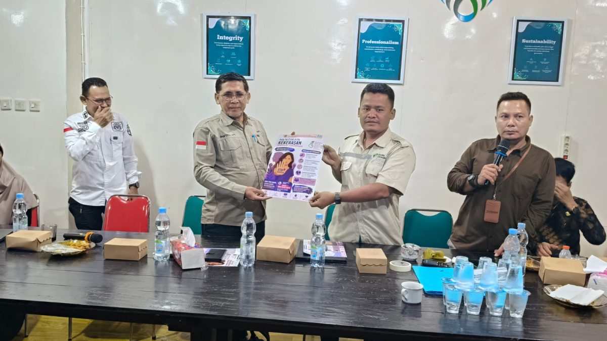 Kepala DP3A Kutim, H. Idham Cholid, (kedua kiri)